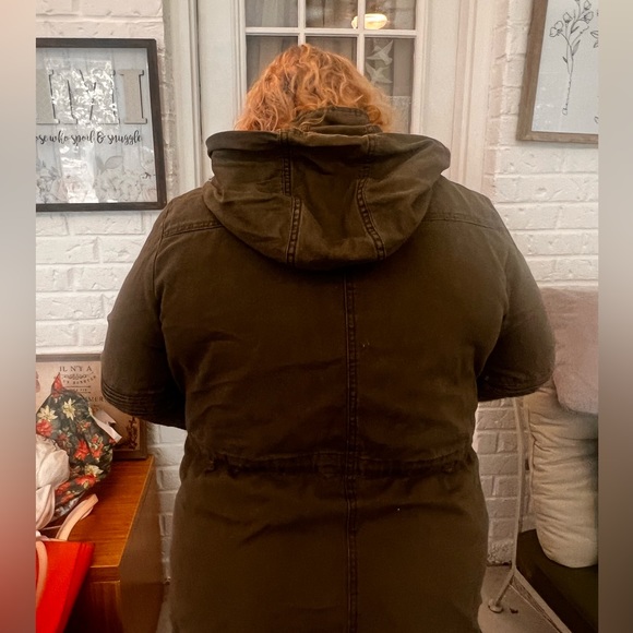 25% off listed price. Plus size green zip up jacket. Pockets & hood. - Picture 3 of 6
